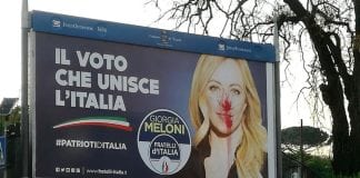 Vernice “rosso sangue” sul volto di Giorgia Meloni Vernice rosso sangue sul volto di Giorgia Meloni - Daniela Santanchè